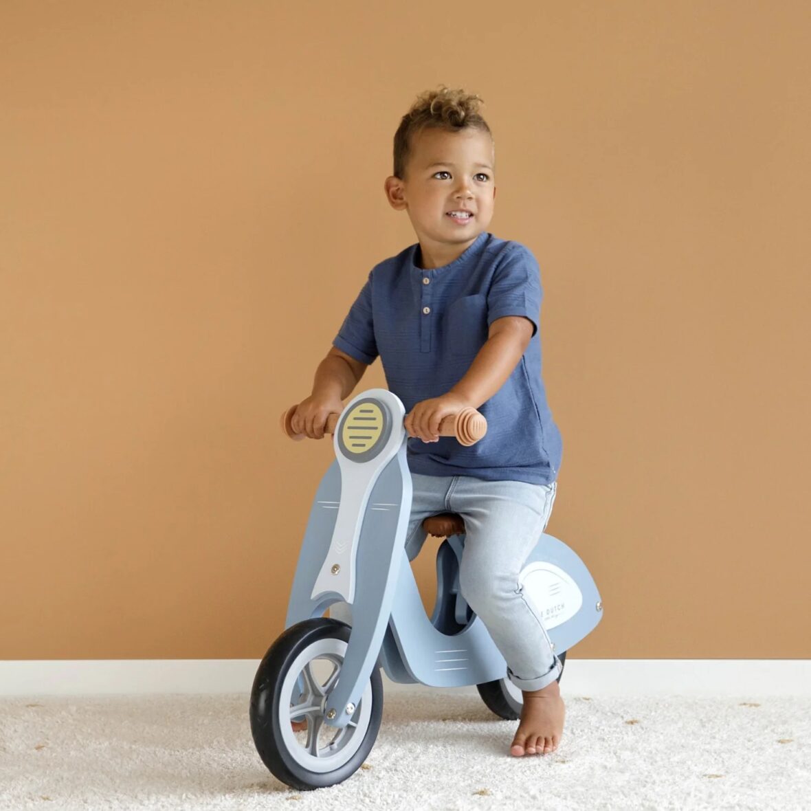 Photo-5_BeoVERDE-Ireland_Little-Dutch_Balance-Bike-Scooter-Blue